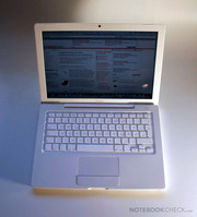 Le MacBook blanc plait toujours...
