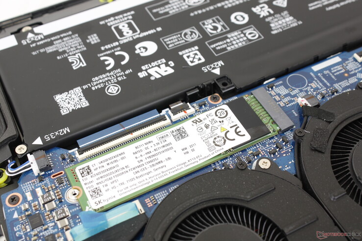 Emplacement unique M.2 PCIe4 x4 NVMe 2280 SSD sans options secondaires. Les configurations seront probablement livrées avec un lecteur PCIe3 x4 uniquement