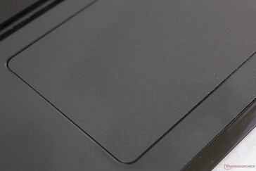 Les surfaces mattes gris foncé de l'ordinateur portable cachent bien les traces de doigts