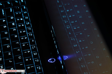 Légère fuite de rétroéclairage du logo Alienware au niveau du cadre de l'écran