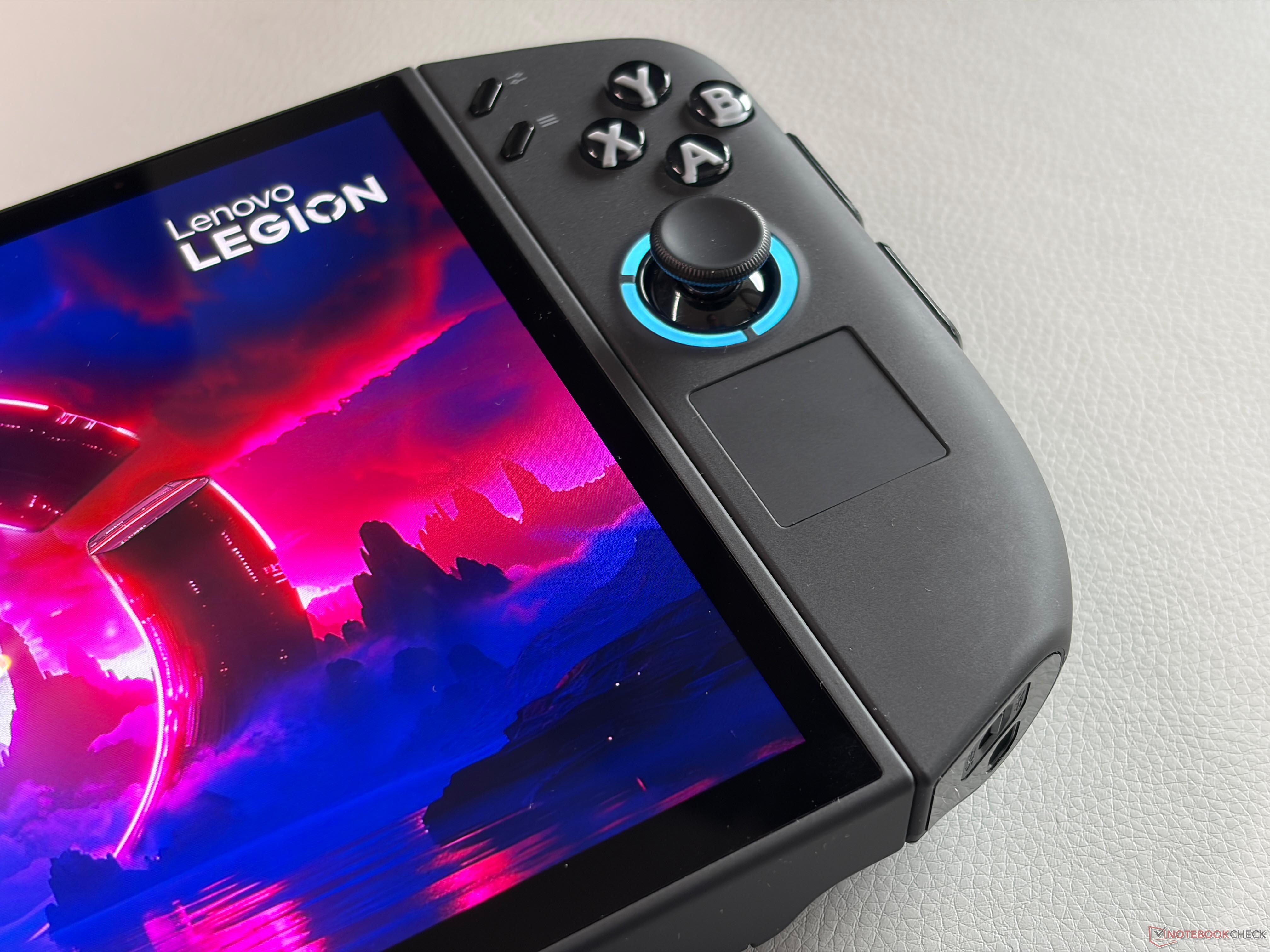 Le Legion Go 2 de Lenovo est également disponible avec l'AMD Ryzen Z2 ...