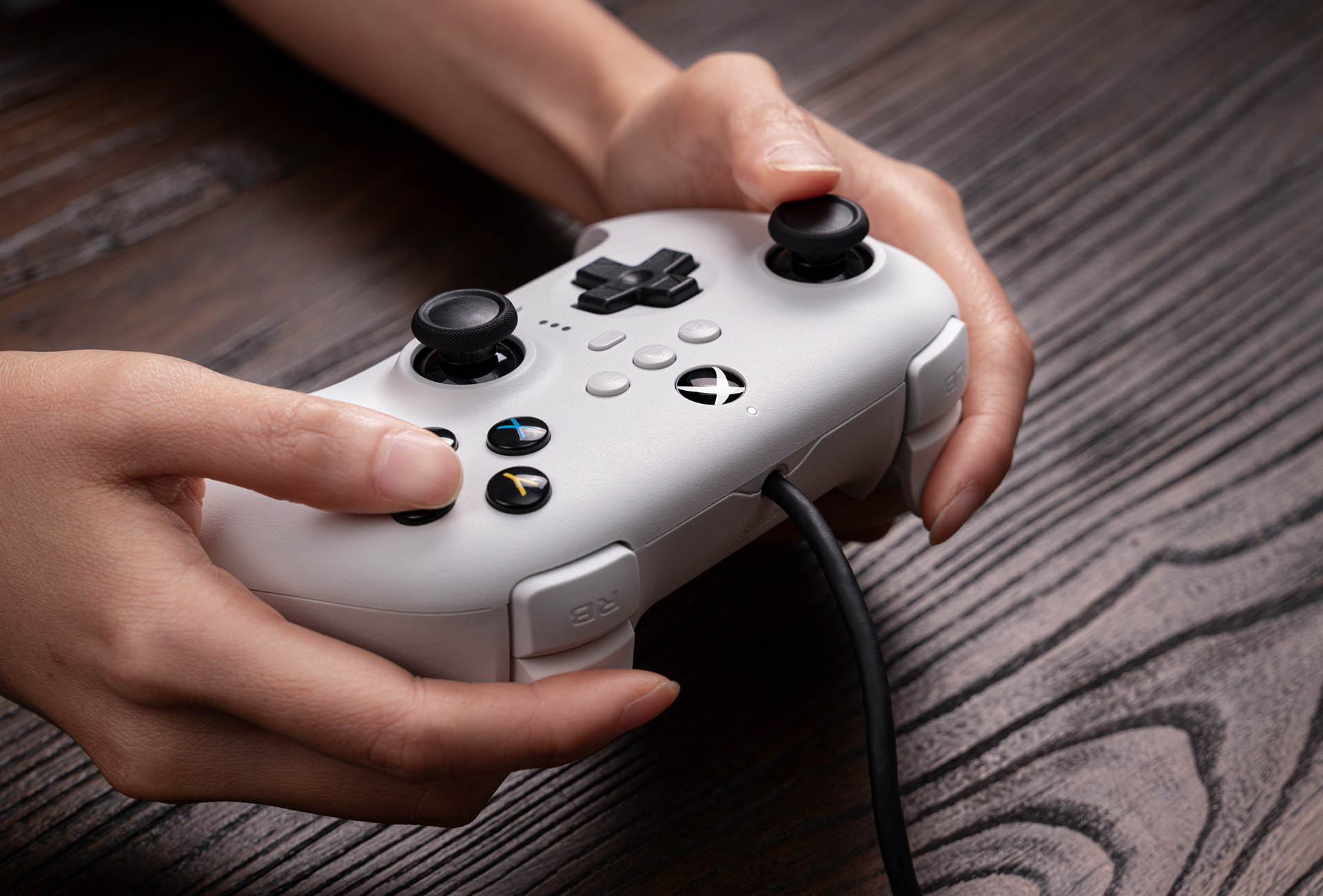 8BitDo dévoile une manette de style Xbox avec des boutons pro pour