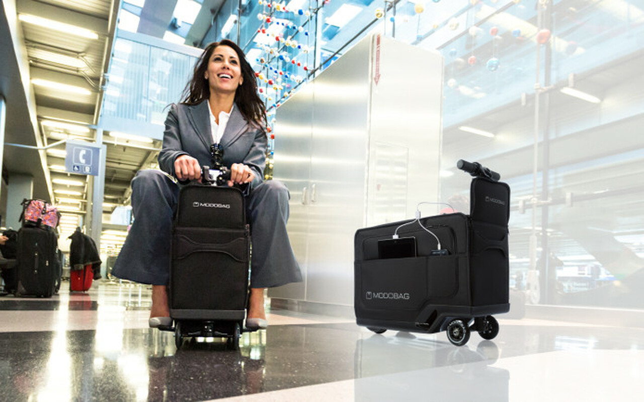 Une femme utilise une valise électrique ridicule pour échapper à la police  de l'aéroport -  News
