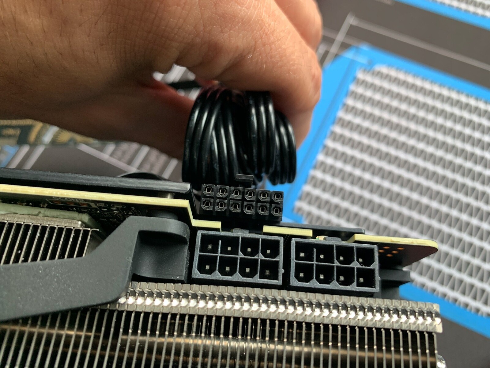 Le Nouveau Connecteur Dalimentation à 12 Broches De Nvidia Pour Les