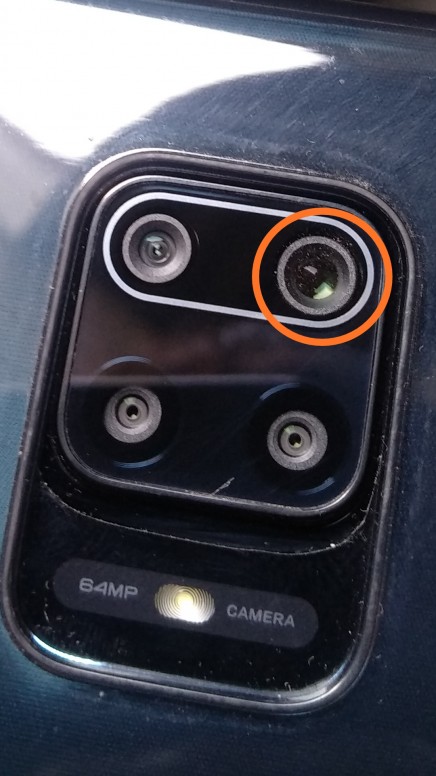 Poussière sous la vitre de l'appareil photo du Redmi Note 9 Pro.
