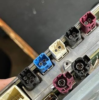 Connecteurs de la caméra Tesla HW4. (Source de l'image : @greentheonly sur Twitter)