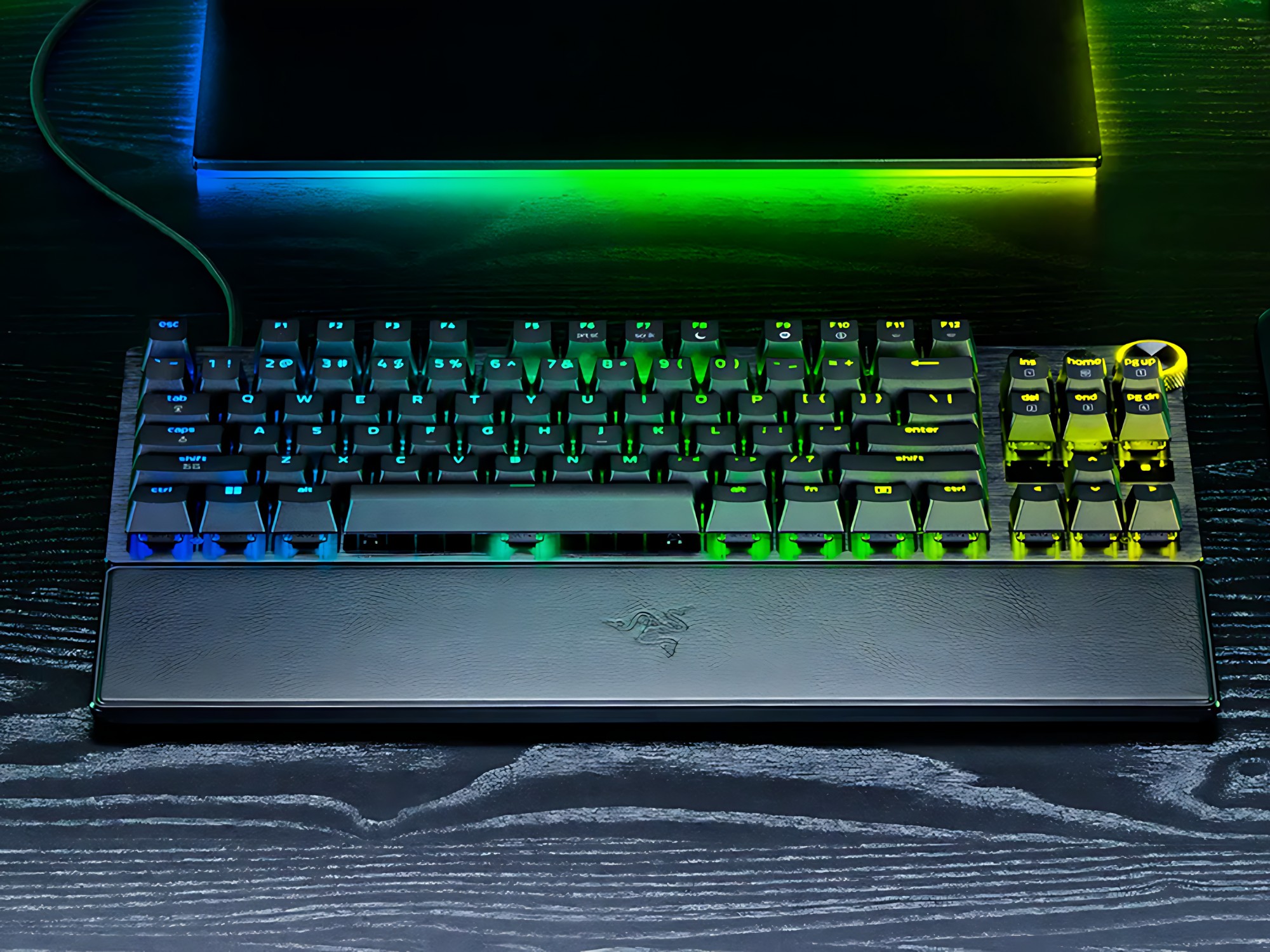 Clavier de jeu Razer Huntsman V3 Pro TKL 8KHz présenté sur un bureau (image : Razer)