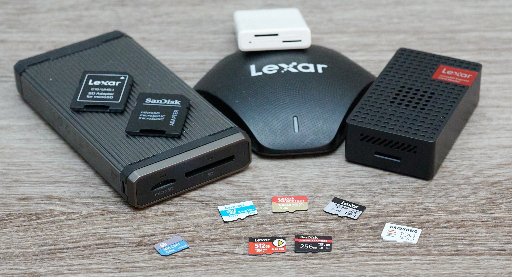 The test field: Two MicroSD Express cards against three UHS cards. The Sony Tough is missing because it was used for shooting. Outside: Two relatively new memory card formats that failed to gain traction. (Image source: Andreas Sebayang)