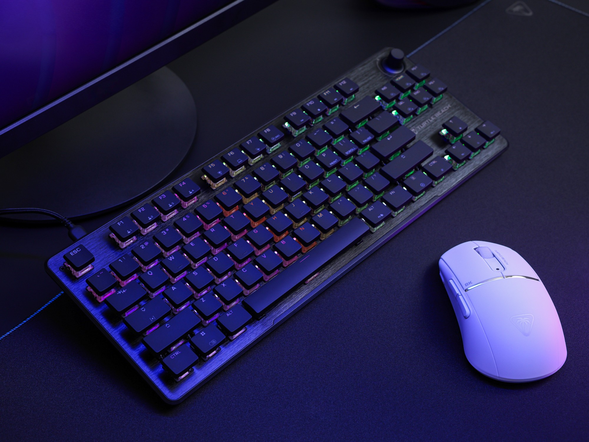 Clavier de jeu Turtle Beach Vulcan II TKL à côté de la souris sur un bureau