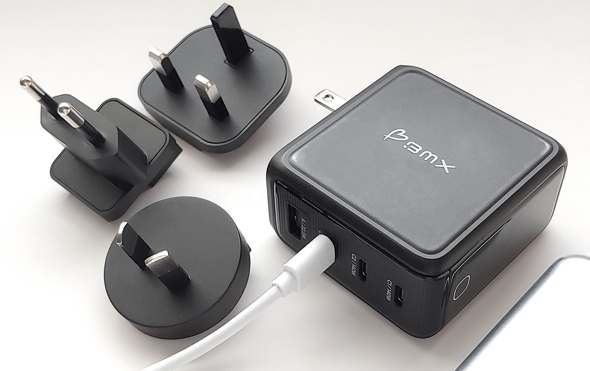Chargeur USB BMX GaNSTA 140W avec adaptateurs AC mondiaux.