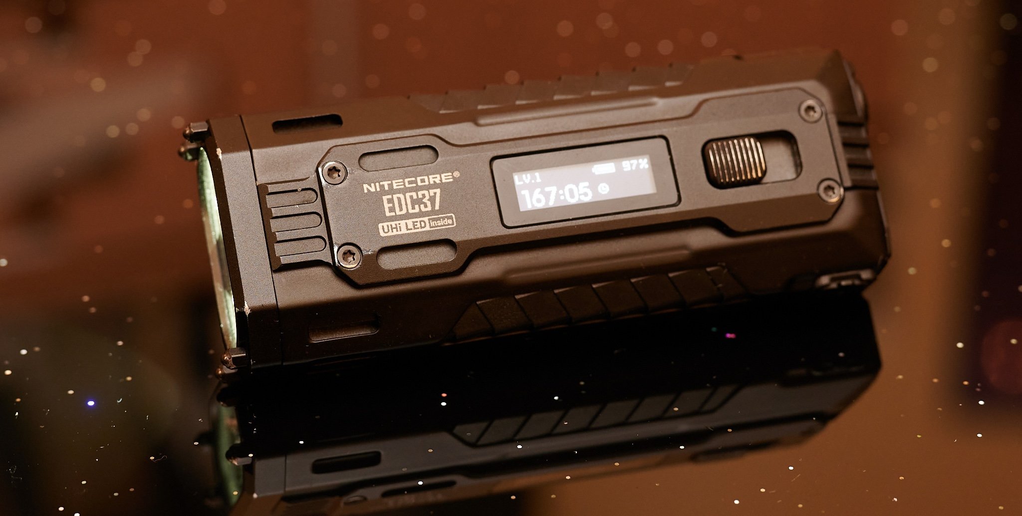 Le Nitecore EDC37 est doté d'un écran OLED (Source : Andreas Sebayang/Notebookcheck)