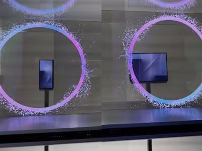 Le nouveau smartphone de Samsung plié à gauche et déplié à droite (Source de l'image : Park Ji-min, Chosun.com)