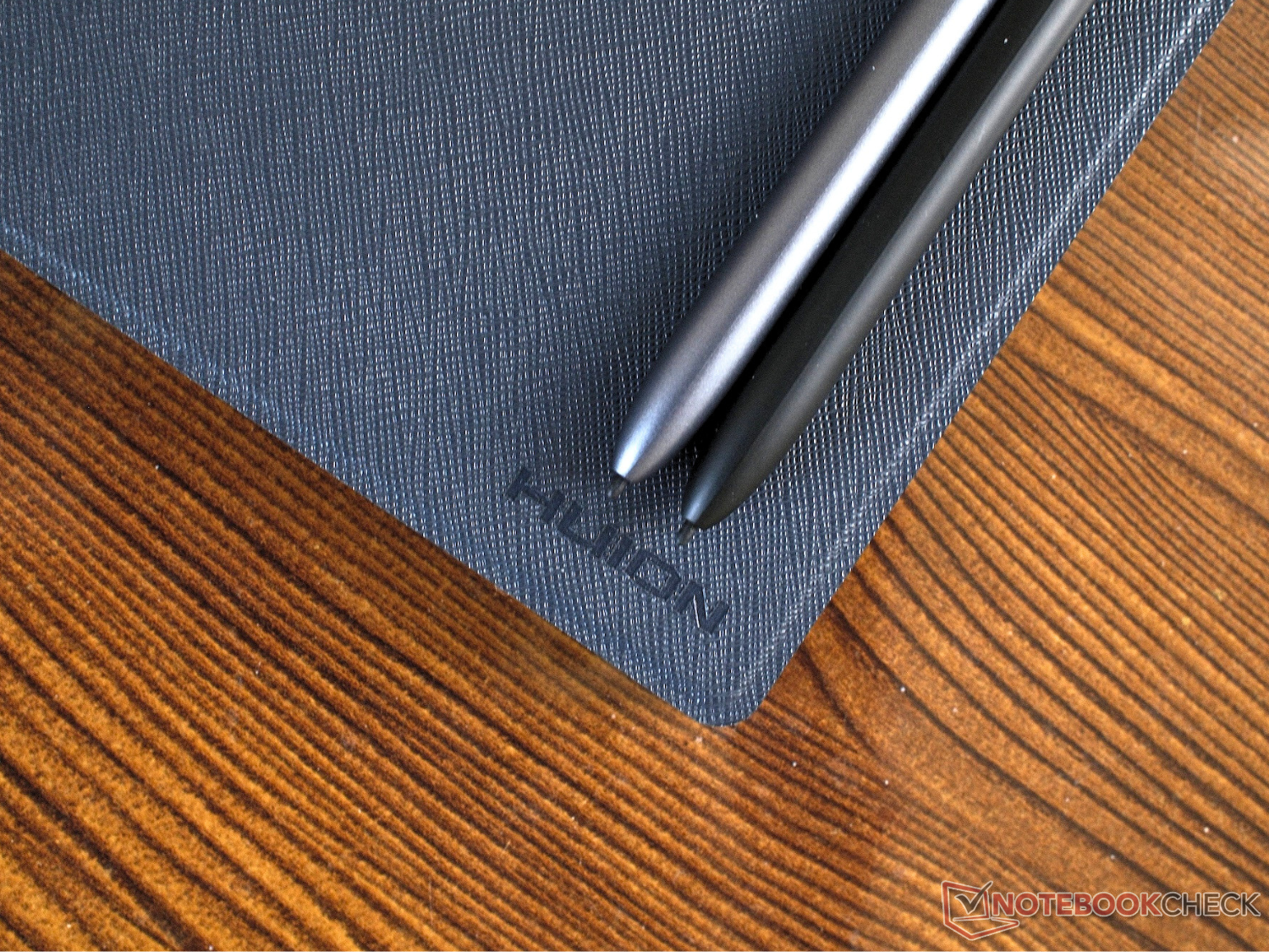 Les modèles Huion Ink et Note E sont tous deux fournis avec des stylets, bien qu'il s'agisse de modèles différents.
