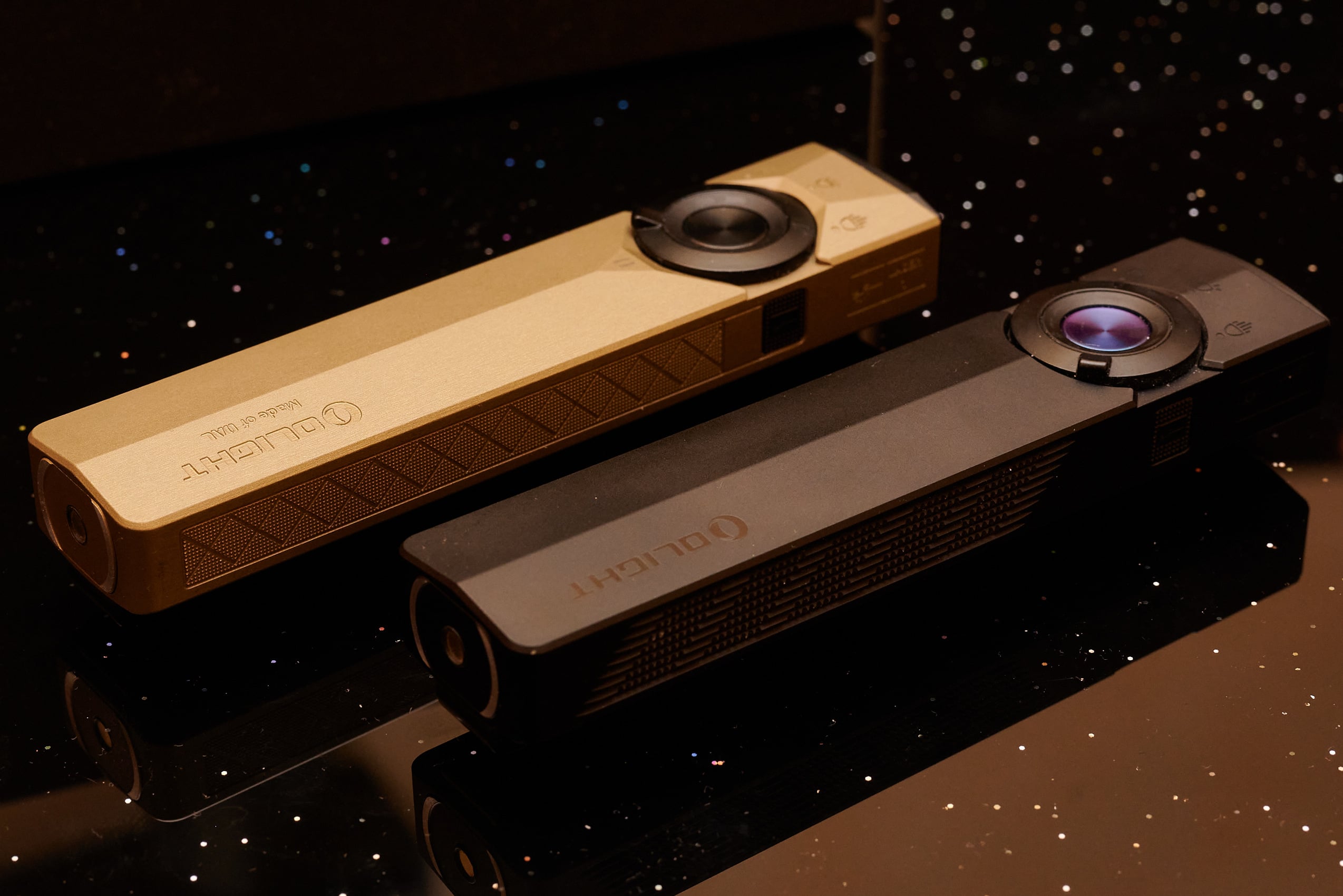 L&#039;Arkpro Ultra (en haut) et l&#039;Arkpro (en bas, noir) lors du test. (Source de l&#039;image : Andreas Sebayang/Notebookcheck.com)