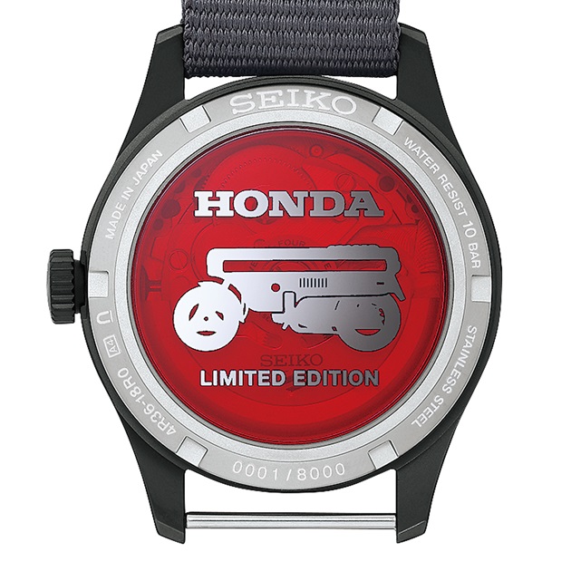 Vue arrière de la Seiko 5 Sports Field x Honda Motocompo en édition limitée, montrant le fond de boîtier transparent orné de la silhouette d’une Motocompo et du numéro de série gravé.