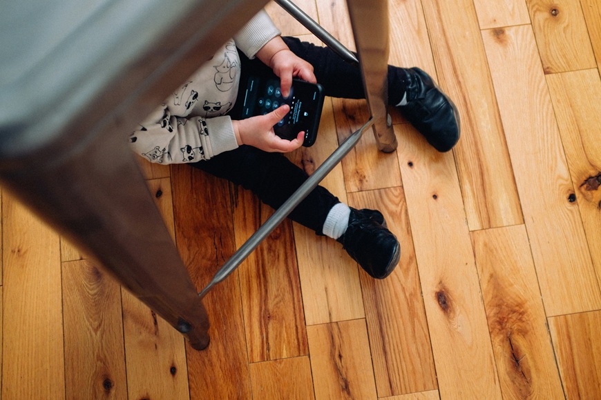 Transformer le temps passé devant l'écran en temps d'apprentissage : 7 applications éducatives qui ne se contentent pas de divertir, mais qui enseignent réellement. Photo d'un enfant tenant une tablette. (Source de l'image : charlesdeluvio - Unsplash)