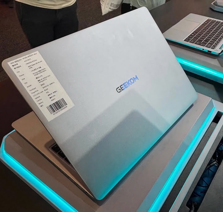 Le Geekom GeekBook X16 Pro est doté d'un châssis haut de gamme en alliage de magnésium.