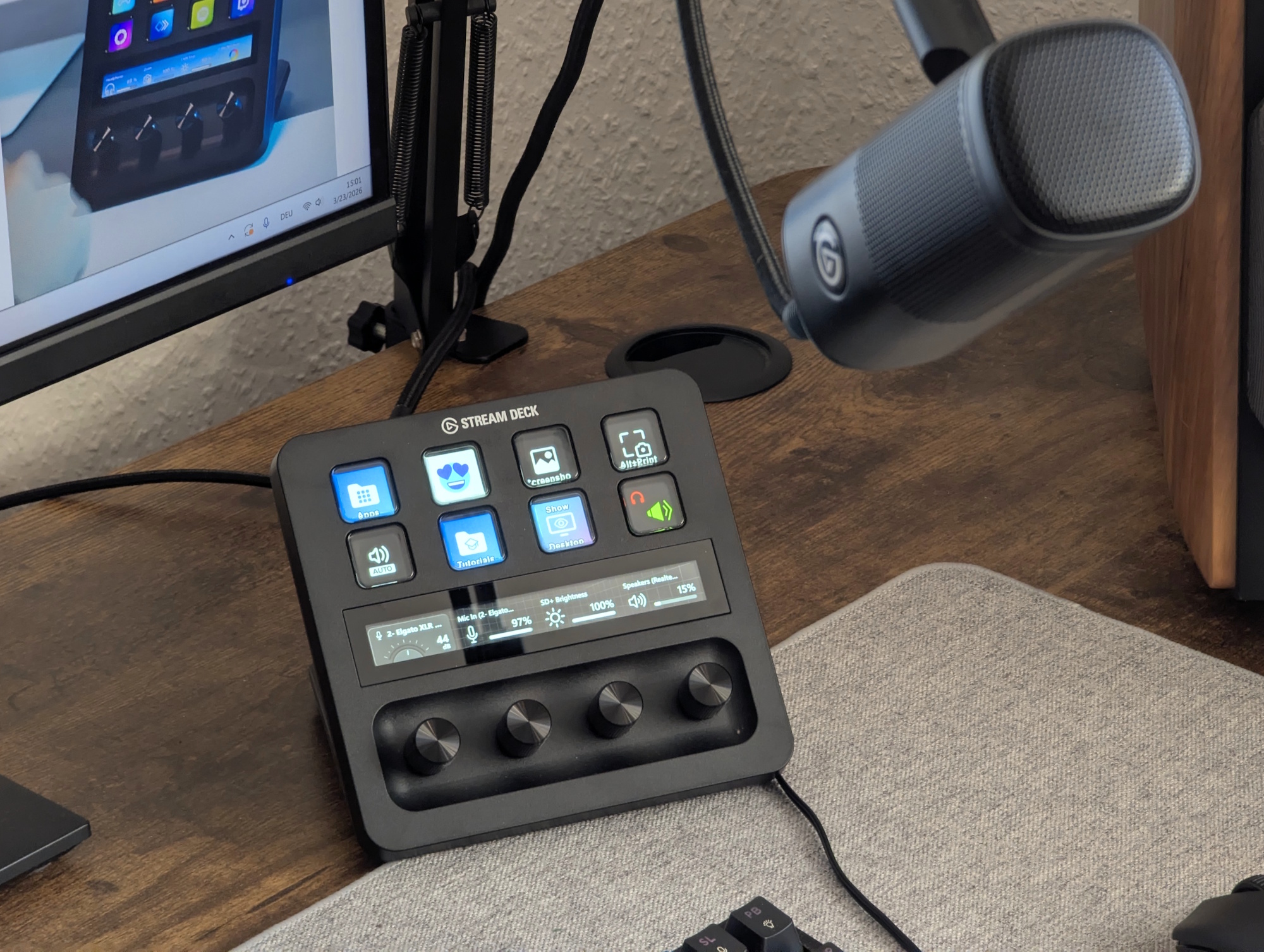 Stream Deck+, connecté à un Wave DX, avec un moniteur PC en arrière-plan