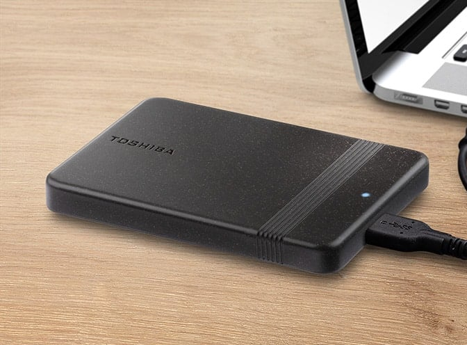 Le disque dur portable Toshiba Canvio Ready se présente sous la forme d’un boîtier de couleur noire aux angles arrondis, doté d’une fine bande facilitant la prise en main.