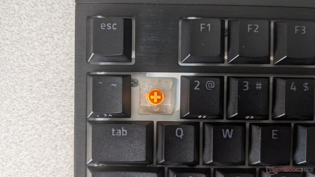 Commutateurs tactiles orange à profil bas dans le BlackWidow V4 HyperSpeed TKL