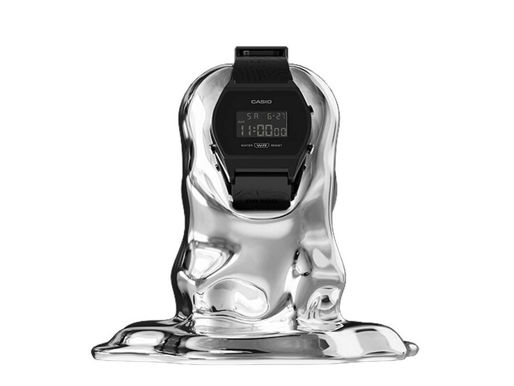 Montre numérique Casio x GRAGG LW-204GRAGG-1BDF posée sur un socle sculptural argenté, sur fond blanc.