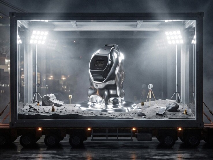 La Casio x GRAGG LW-204GRAGG-1BDF est présentée sur son socle argenté, à l'intérieur d'une installation en verre avec un décor sur le thème de la Lune en arrière-plan.