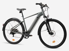 Decathlon a lancé en Europe le vélo électrique Rockrider E-ACTV 100 à cadre haut. (Source de l'image : Decathlon)