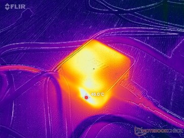 L'adaptateur CA atteint plus de 46°C lorsqu'il est en charge