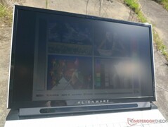 Alienware Area 51m - À l'extérieur dans la lumière directe du soleil.