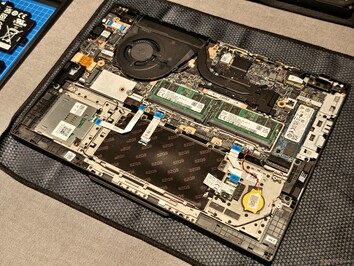 Lenovo ThinkPad T14 Gen 5 : Nouvelle conception interne avec deux emplacements pour la mémoire vive (source de l'image : Notebookcheck)