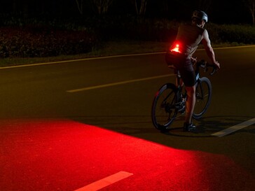 La LED rouge de l’Olight Oclip 2 peut être réglée en mode clignotant lorsque vous faites du vélo.