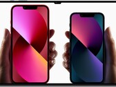L'encoche de la Samsung Galaxy Tab S8 Ultra est au moins plus subtile que celle de l'iPhone 13. (Image source : Apple/@OnLeaks - édité)
