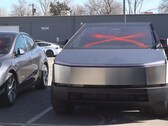 Un Cybertruck Tesla dégradé. La police du Colorado arrête un suspect lié à de multiples attaques contre des magasins Tesla (Image source : CBS Colorado)