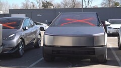 Un Cybertruck Tesla dégradé. La police du Colorado arrête un suspect lié à de multiples attaques contre des magasins Tesla (Image source : CBS Colorado)