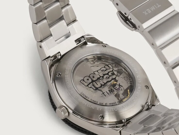 Vue arrière de la Timex Looney Tunes x M79 Automatic, montrant son fond de boîtier transparent, à travers lequel on voit le mouvement automatique, avec la marque Looney Tunes autour.