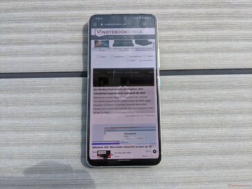 Asus Zenfone 8 Flip en extérieur (légèrement nuageux)