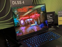 Razer Blade 16 à la GDC 2025 exécutant Cyberpunk 2077 avec DLSS 4 actif (Image source : Notebookcheck)