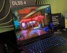 Razer Blade 16 à la GDC 2025 exécutant Cyberpunk 2077 avec DLSS 4 actif (Image source : Notebookcheck)