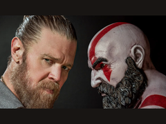 Ryan Hurst et la statue de Kratos face à face dans le jeu God of War. (Source de l'image : Prime Video via X)