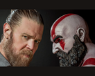 Ryan Hurst et la statue de Kratos face à face dans le jeu God of War. (Source de l'image : Prime Video via X)