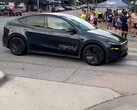 Un robotaxi Tesla sans conducteur dans les rues d'Austin. (Source de l'image : TerrapinTerpene/X)
