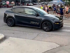 Un robotaxi Tesla sans conducteur dans les rues d'Austin. (Source de l'image : TerrapinTerpene/X)
