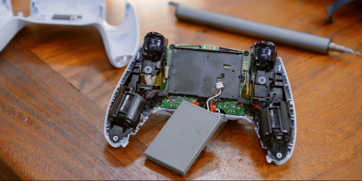 Le contrôleur DualSense PS5 est équipé d'une batterie de 1 560 mAh. (Source de l'image : Austin Evans sur YouTube)