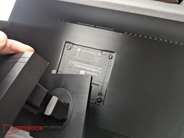 Le support se fixe à l'arrière du moniteur