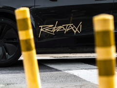 Le logo de la plateforme de covoiturage Tesla Robotaxi sur la nouvelle Model Y. (Image source : @artsimage/X)