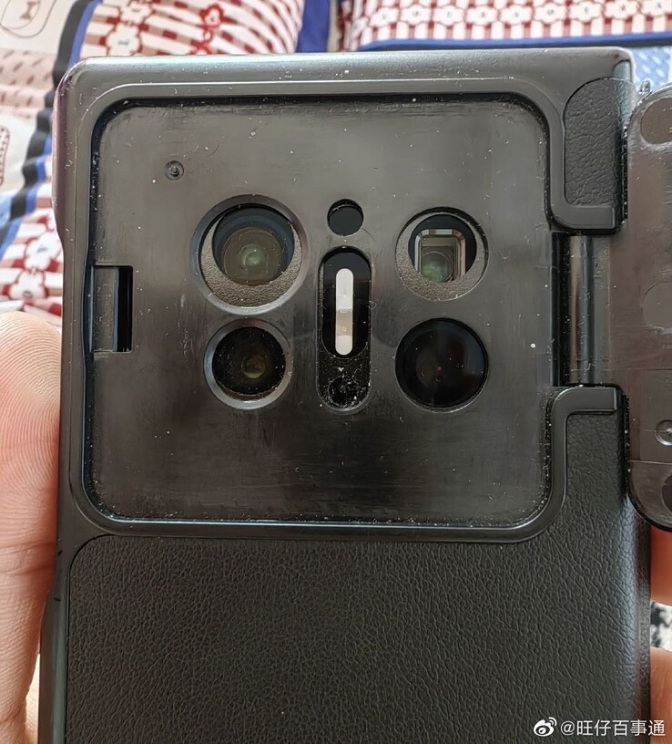 la mallette technique de Huawei peut maintenant cacher la mise à niveau de la bosse de l'appareil photo du "Mate X3". (Source : Wangzai Knows Everything via Weibo)