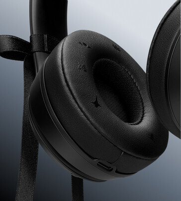 Le coussin d'oreille embelli est orné de symboles inspirés de Jennie.