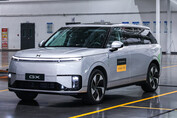 Le premier robotaxi Xpeng GX produit en série sort de la chaîne de production