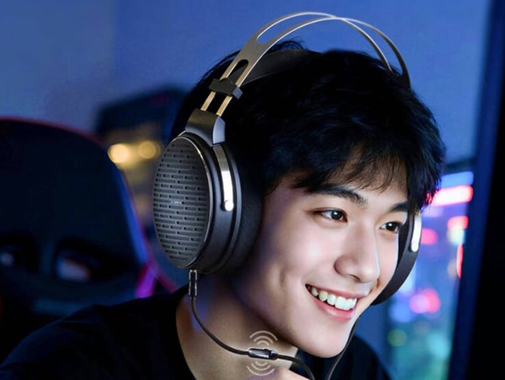 Le casque ouvert JadeAudio JT3 de Fiio est doté d'un câble détachable et d'un micro intégré. (Source de l'image : Fiio)