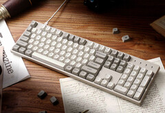 Keychron C2 Pro 8K sur un bureau entouré de papiers et de livres